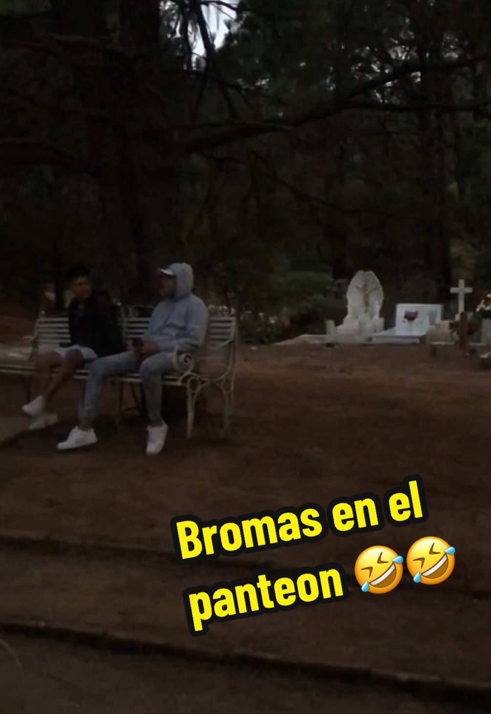 Bromas en el panteón 🤣🤣 #2020 #foryoupage #mexico #comedy #fyp 