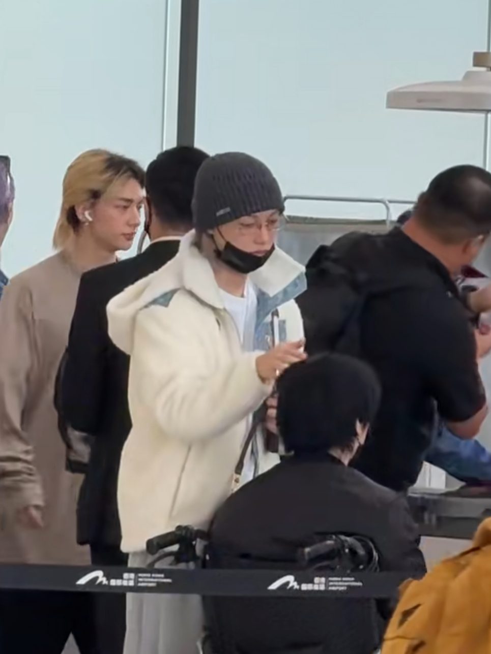 301125 Felix gently stroking Lee Know's hair 🫳🐈🐈‍⬛🥺🥹❤️‍🩹 #Felix #필릭스  #LeeKnow  #StrayKids  #2025MAMAAWARDS  📽.番茄🍅妮儿