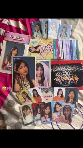 this useless paper is so beautiful🤤😋😭🩷 #michiejkt48 #jkt48 #photocard #photocardcollection #jkt48newera 