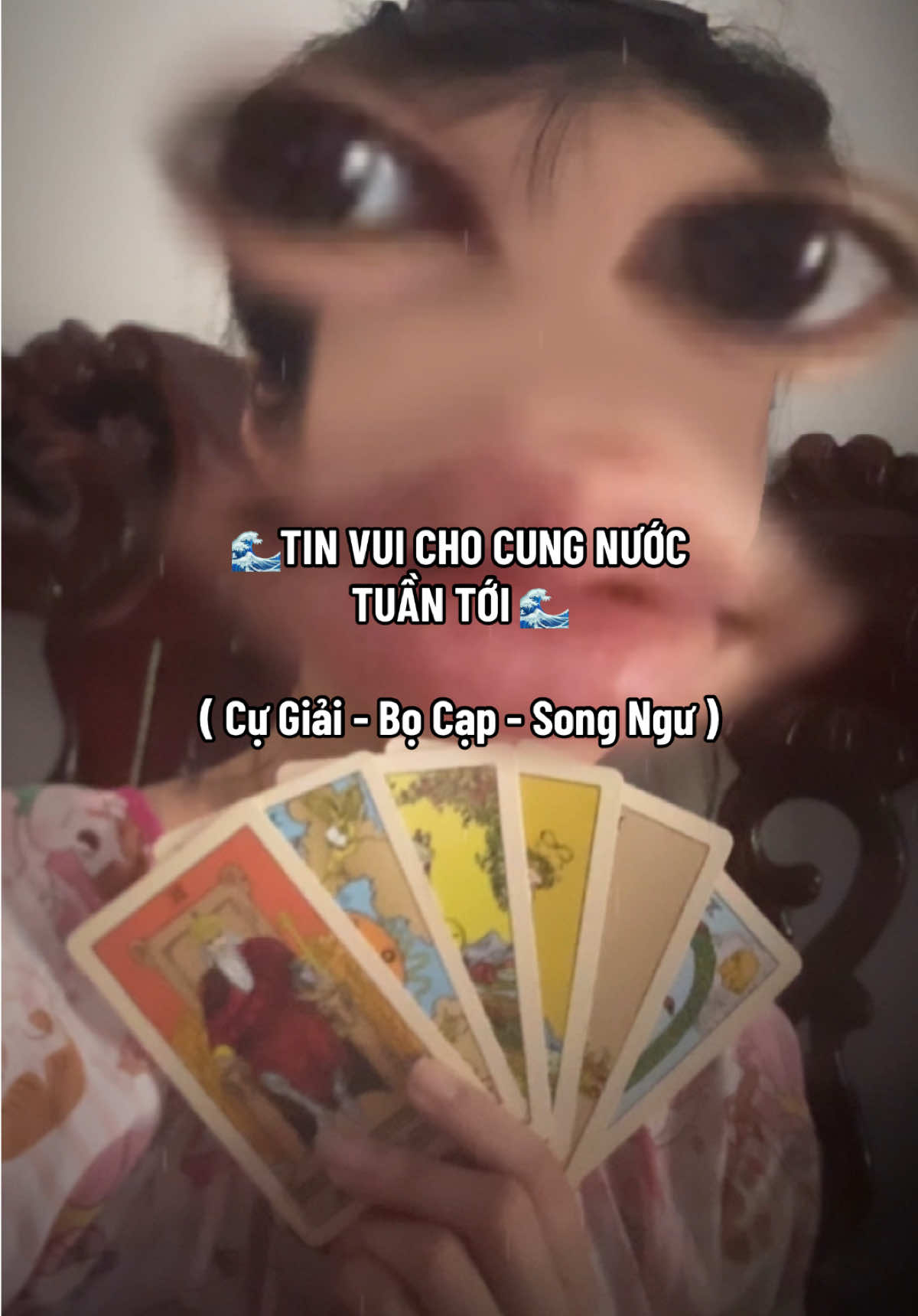 🌊TIN VUI CHO CUNG NƯỚC TUẦN TỚI 🌊  ( Cự Giải - Bọ Cạp - Song Ngư )  🌊 1. Tin vui về tổng thể Tuần tới mang năng lượng khép lại một chu kỳ cũ. Bạn hoàn thành một mục tiêu quan trọng hoặc thoát khỏi một tình trạng kéo dài khiến bạn mệt. → Tin vui: Bạn bước sang giai đoạn mới với cảm giác nhẹ nhàng, tự do và chủ động hơn 😘 👑 2. Tin vui về công việc:  Sự nghiệp của bạn có chiều hướng ổn định, chắc chắn và được công nhận. Có thể có sếp hoặc người quyền lực nâng đỡ bạn tự tin nắm quyền kiểm soát công việc tiến vào khuôn khổ tốt → Tin vui: Bạn được tôn trọng, được giao việc quan trọng, hoặc có vị thế cao hơn ✨ 🎡 3. Tin vui bất ngờ:  Vận may xoay theo hướng tích cực cho cung Nước. Bạn có thể gặp cơ hội bất ngờ tin vui may mắn thay đổi thuận lợi trong kế hoạch → Tin vui: Một điều tưởng như khó lại trở nên dễ, hoặc bạn được “quý nhân” giúp đỡ đúng lúc 😝 👸 4. Tin vui về tiền bạc – cuộc sống:  Kết hợp hai lá này báo hiệu tài chính ổn định và an tâm có thêm tiền hoặc nhận hỗ trợ biết cách quản lý tốt chi tiêu an toàn, không thất thoát → Tin vui: Bạn giữ được tiền, còn có cơ hội tăng thu nhập hoặc cải thiện môi trường sống💰  🦁 5. Tin vui về tình cảm & nội lực:  Bạn lấy lại được sự bình tĩnh, tự tin và lòng can đảm trong chuyện tình cảm. Nếu bạn đang trong mối quan hệ: tình cảm bền vững hơn cả hai thấu hiểu và kiên nhẫn hơn ❤️ Nếu độc thân bạn trở nên thu hút vì năng lượng nhẹ nhàng, mạnh mẽ → Tin vui: Chuyện tình cảm ấm lại, hoặc có người dành cho bạn sự quan tâm chân thành 💗 #tarot #reader #bocap #xuhuong #tarotreader 