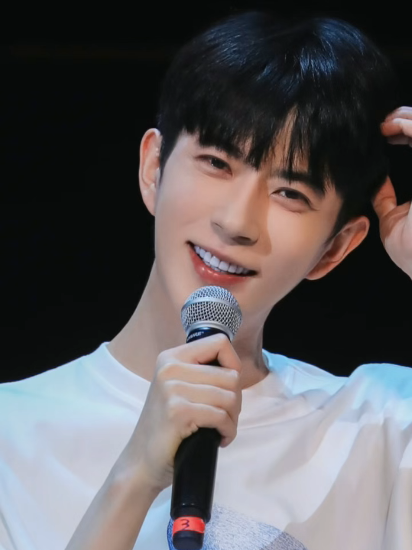 Why treat someone so kind, brave, and upright this way? All he wanted was to stay alive and return home to live an ordinary life with his mother — yet even that was denied. You exploited him, drained his value, and then subjected him to the cruelest violence. Just because you belong to the privileged red elite, you think you can stand above the law. We will not allow it. Humanity will not allow it. The world will not allow it.  #justiceforyumenglong #yumenglong于朦胧 #yumenglong #goviral #fyp 