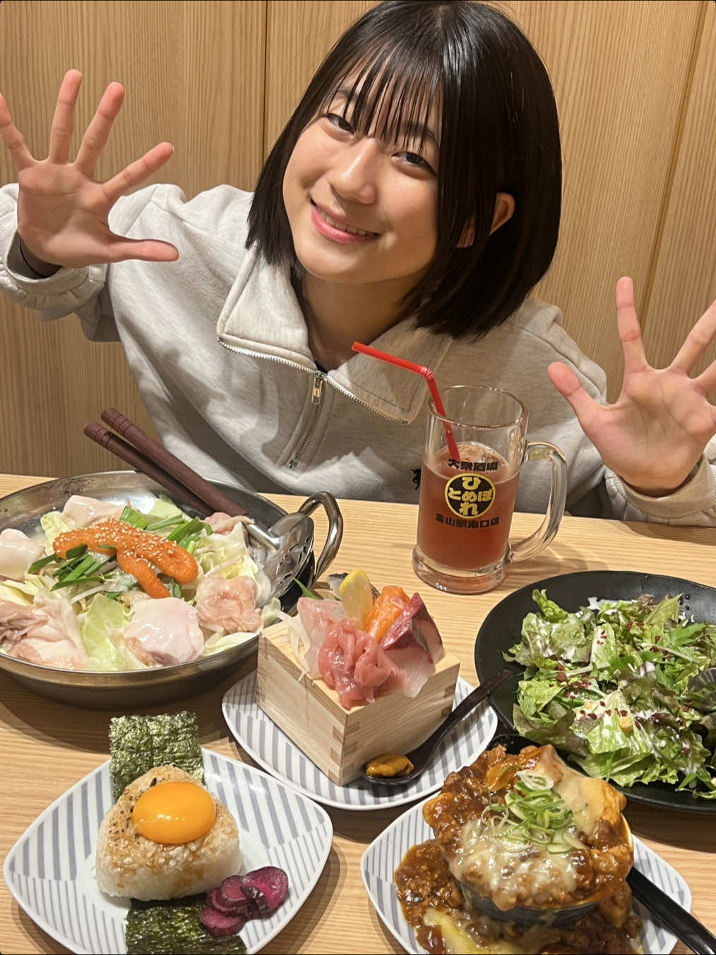 駅チカ2分…！金山南口で見つけた秘密基地🙌 2025年10月新オープン✨  ひとめぼれ 金山駅南口店様に @宇佐見凛月🐰👑 と行ってきたよ🏮✨ 今回は完全に“食べすぎ幸せコース”でした🤍 頼んだのはこちら👇 ・升造り 5種盛り合わせ ・とろけるチーズ麻婆豆腐 ・カリカリベーコンのシーザーサラダ ・ポテトフライ ・タルタルチキン南蛮 ・出汁巻き串チーズ ・明太とろろもつ鍋 ・蘭王の焼きおにぎり ・升パフェ ・芋ブリュレ（デザートまで完璧） “肉も魚も、居酒屋グルメも、鍋もスイーツも” こういうのがいいんだよが全部揃ってる🍖🐟🤍 駅近でサクッと寄れるし、 友達ともデートでも使いやすい雰囲気◎ 金山で迷ったらここ行ってみて♡ 忘年会にもおすすめだよ🤗 @大衆酒場ひとめぼれ【公式】 #PR #金山グルメ #ひとめぼれ金山店 #名古屋グルメ #グルメ記録   