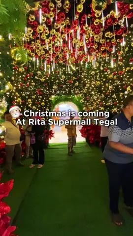 Kali ini mimin kasih rekomendasi untuk Rita Lovers nih, Pohon natal terbesar sudah hadir di Rita Supermall Tegal🥳🤩 Kamu bisa berfoto bersama atau merayakan moment natal di Rita Supermall Tegal. Mimin tunggu Rita Lovers kesini yaa🤗😊🎅🏻 Rita Supermall… Pusat Wisata Belanja Keluarga #ritamalltegal #tegal #infotegal #tegalhits #jawatengah             