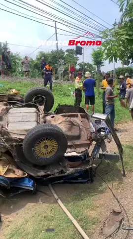 Sebuah kecelakaan di perlintasan kereta api masuk dusun Selokambang Desa Gununggangsir Kecamatan Beji Kabupaten Pasuruan, Minggu (30/11/2025).  🎥 Istimewa #lakabeji #lakakeretaapi 