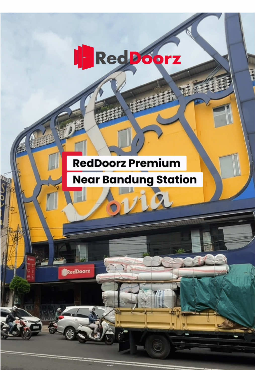 RedDoorz Premium Near Bandung Station  harga  affordable cuma dibawah 200ribuan aja kalo booking lewat aplikasi RedDoorz!  🏨  selain bersih dan cozy, lokasinya deket banget sama tempat kuliner hits, alun-alun bandung, dan Mall Jangan lupa join RedClub biar liburan kamu makin hemat. 💸  Dan Pake Kode Promo: ”YUKNGINEP”  “RDSOCMED09” “RDAFFSUPERIRIT” 📲 Download aplikasi RedDoorz sekarang! @RedDoorz Indonesia   #REDTRAVELERS #BukaSemuaPintu #RedDoorz #FYP #reddoorzpremiumnearbandungstation 
