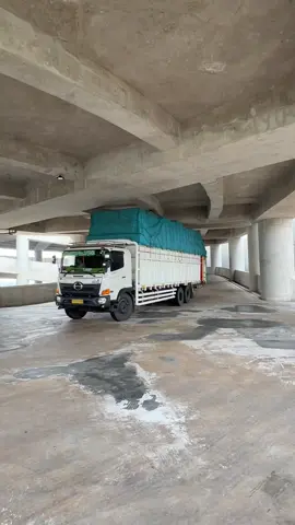 Bapak anak mau nyari minyak dlu 😁  #duasamudralogistic✌️ #cikarang #hino500 #euro4 #fyppppppppppppppppppppppp #fyp #hino #adek 