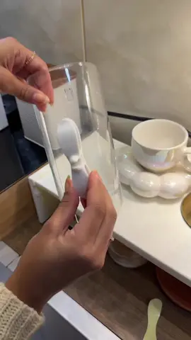 Eu sempre ficava incomodada com os fios da cafeteira e da Air Fryer largados na bancada, mas essa bexterinha da Shopee resolveu o meu problema de um jeito muito prático!#organização #cozinhaorganizada #utensiliosdecozinha #dicadecasa #achadosshopee