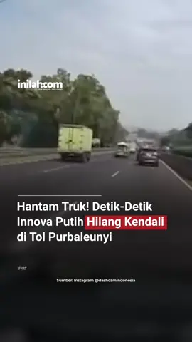 Kecelakaan beruntun terjadi di Tol Purbaleunyi KM 124, Padalarang, Bandung Barat, Sabtu (29/11/2025) sekitar pukul 08.30 WIB. Dalam video yang beredar tampak mobil Toyota Kijang Innova berwarna putih melaju kencang di bahu jalan. Mobil tersebut mengambil sisi kanan jalan hingga menghantam bagian belakang truk. Diketahui Daren Sibaclan (18) hilang kendali hingga menyebabkan kecelakana yang melibatkan 3 kendaraan, yakni Innova yang dikendarainya, truk boks, dan Toyota Rush. Tidak ada korban jiwa dalam kecelakaan ini namun 3 orang mengalami luka-luka dan langsung ditangani. - Selengkapnya kunjungi website dengan klik link di bio atau download aplikasi di AppStore dan Google Play Store. #InilahNews #TolPurbaleunyi #BandungBarat  #Inilahcom  