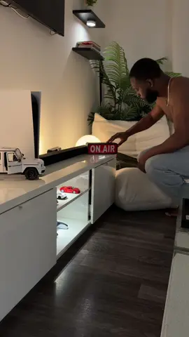 She texted ‘I’m on my way’ so I had to lock the vibe in. #apartmenttherapy #cozyvibes #homedecor #cozyathome #boyapartment 