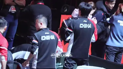 Lúc Chuqin lấy vợt mình xong, còn quay sang hỏi em là đã lấy vợt chưa🤭❤️. Sao mà iu thế nàyyy #wangchuqin #sunyingsha #shatou #5114 