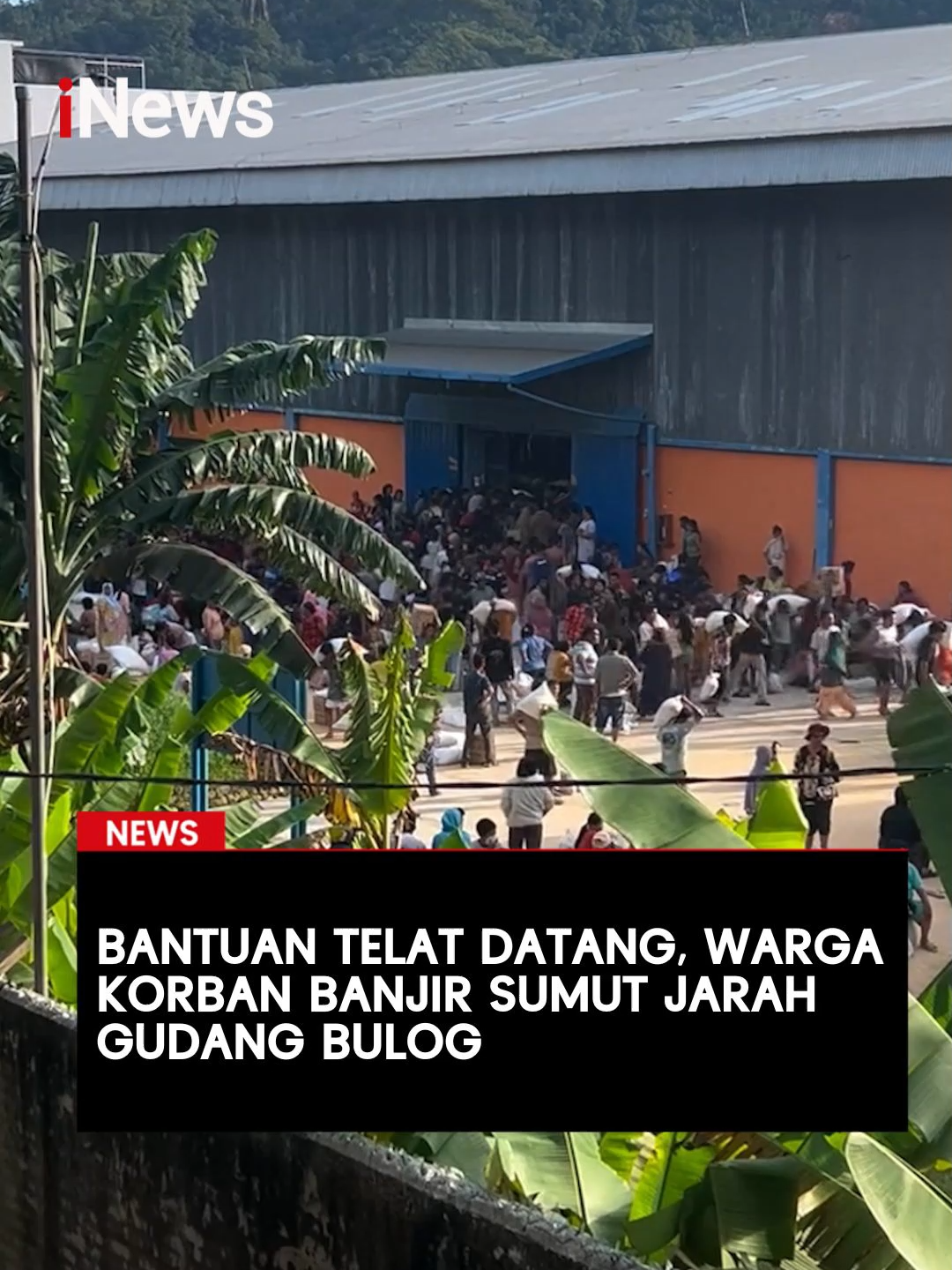 Aksi penjarahan kembali terjadi di Gudang Bulog Sarudik, Kota Sibolga, Sabtu (29/11/2025) sore. Puluhan warga memaksa masuk dan mengambil beras serta minyak goreng. Informasi ini dibenarkan Pemimpin Wilayah Bulog Sumatera Utara, Budi Cahyanto.  Budi menyebut situasi darurat bencana menjadi salah satu pemicu warga bertindak nekat. “Kami memahami bahwa masyarakat sedang berada dalam situasi darurat akibat bencana banjir yang menimbulkan korban jiwa, kerusakan infrastruktur, dan terputusnya akses pangan,” ujar Budi, Sabtu (29/11/2025). Ia menjelaskan, kejadian bermula sekitar pukul 15.50 WIB ketika massa tiba-tiba berkumpul di depan gudang. Mereka merobohkan pagar dan merusak gembok untuk masuk ke dalam. #Sumut #SumateraUtara #Banjir #Bulog #Penjarahan
