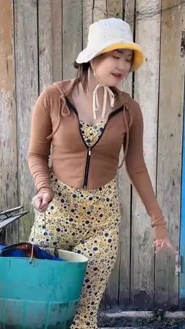 Em gái quê tiếp tục ra vườn nhà bị ngập nước kiếm cá mưu sinh. #gaique #thonnu #batcamientay #thonnumientay #congaimientay 