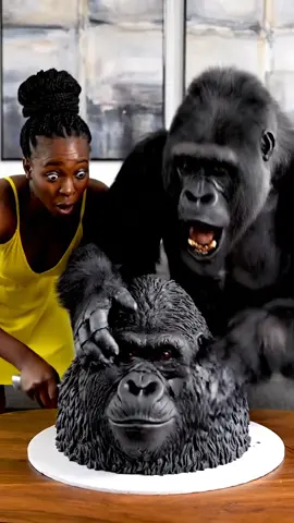 Gorilla ’s reaction when she cuts the gorilla cake🫣 🦍#funnyvideos #gorillareaction #vralusa  #gorillacake #reaction  