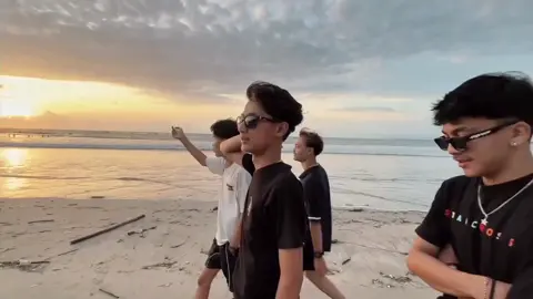 mereka seindah senja ya🌊🧡#4u #najibkusumawara #affanfaisal #andikapratama #pipinkusumawara 