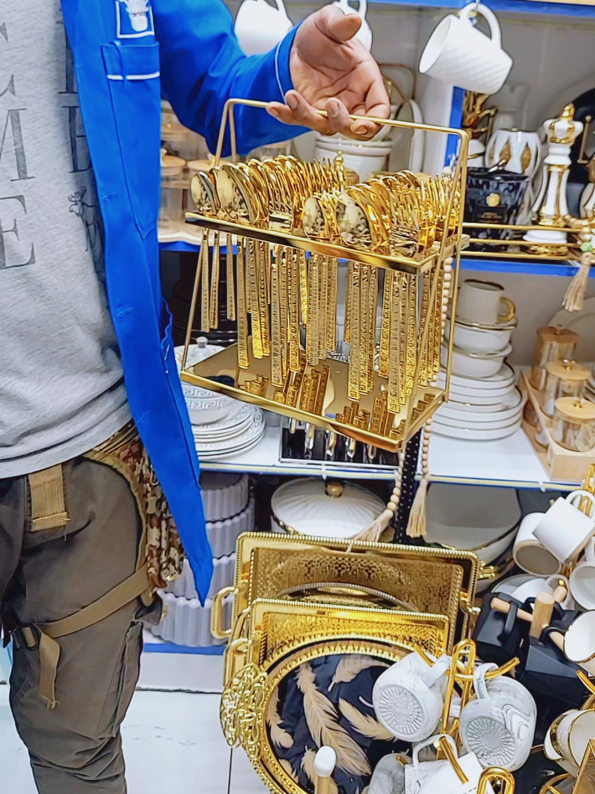 hizi nazo si za wachache.. 36pc stainless steel cutlery set.. 12pc tablespoons  12pc forks 12pc teaspoons 1 holder *6200/=* #cutlery  #spoon  #kitchenware  #dining  #organizedhome 