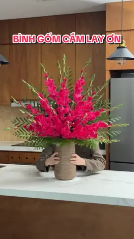 Bình gốm quốc dân Nhà Gờ cắm hoa lay ơn nức nở luôn nhé cả nhà, sắm ngay đừng chờ sát tết ạ #bìnhcắmhoa #cắmhoa #bìnhgốm #bìnhgốmbáttràng #bìnhgốmtết 