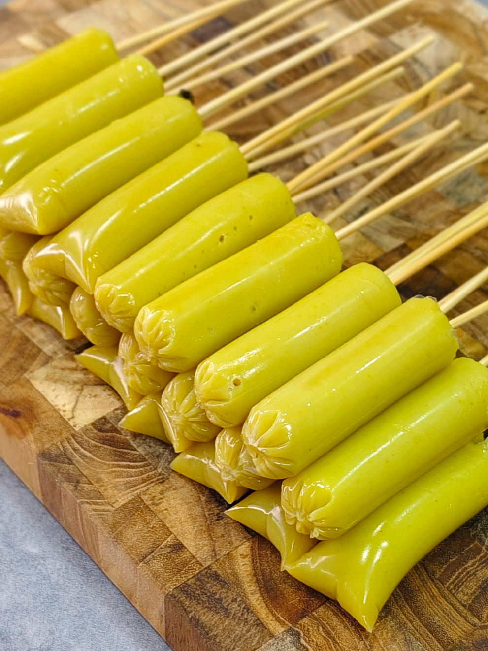 Jajanan paling laris tahun ini! Pembeli selalu rame ngantri setiap hari. Bahan-bahan: 1 telur ayam uk sedang (2000)  1 sdt kaldu sapi bubuk 1 sdt bawang putih bubuk 1/4 sdt kunyit bubuk 150gr tepung aci (2100)  50gr tepung terigu (500)  300ml air Pencelup: 2 telur ayam ukuran kecil (3500)  1/8 sdt garam sejumput micin/msg 14 pcs plastik ukuran 3x20cm beli disini  Minyak goreng+tusukkan cilok+dll (5000)  Modal -+ Rp 13.100 jadi 28 pcs.  Modal per pcs= 13.100 : 28 = 467 Jika jual 1000, omset= 1000x28 = 28.000 Untung= omset - modal               = 28.000 - 13.100               = 14.900 Berikut di atas perhitungan omset dan keuntungan kalau lakunya 28 tusuk. Kalau lakunya lebih dari itu semakin banyak juga omsetnya.   #cilur #acitelur #JajananViral2025 #JajananPalingLaris #IdeJualan2025           