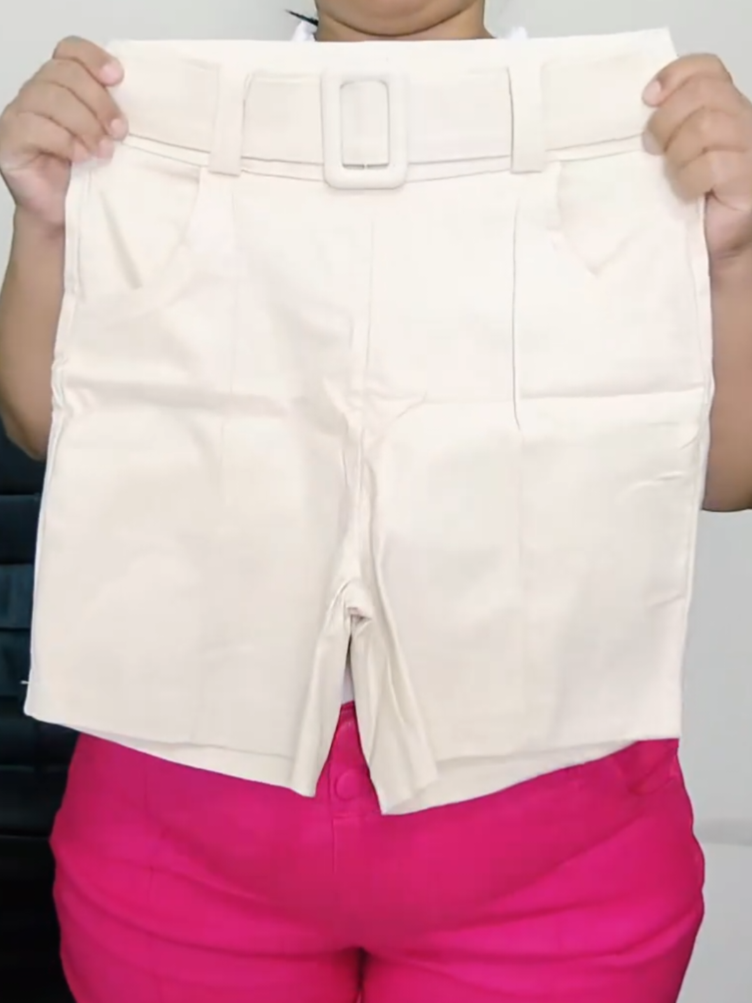 Short com cinto em tecido bengaline com muito elastano está com Oferta especial.