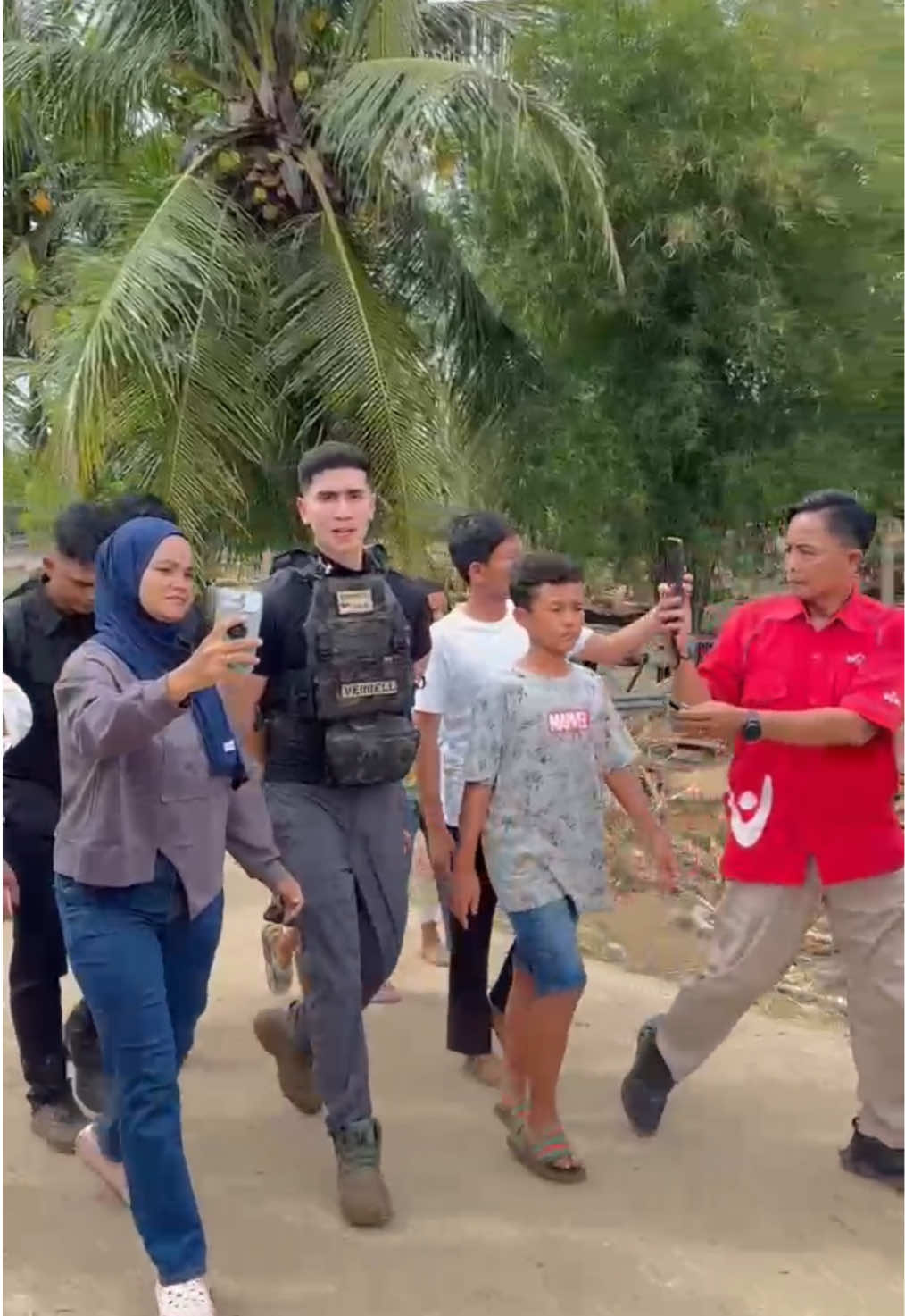 Kunjungan anggota DPR RI Verrel Bramasta dan Uya Kuya ke lokasi bencana banjir bandang di Lumin Padang.  #verrelbramasta #uyakuya #banjirsumbar #bencanaalam 