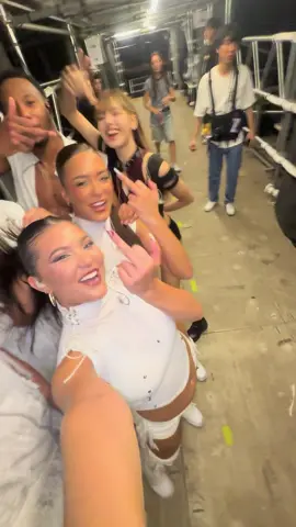 This message is @LISA approved⚡️ LAST SHOW OF THE YEAR #blackpink #deadlineworldtour #singapore @Q @thearig @Dayne Sempert @dereksisouphone 