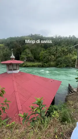 Aliran air dari danau singkarak. Air ny hijau toska