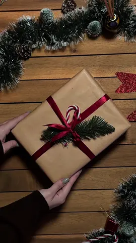 A darui produsele de la 21collagen mamei mele nu a fost doar un gest, ci o imbratisare impachetata frumos. Mi-am dorit sa ii ofer ceva care sa ii arate, fara prea multe cuvinte, cat de mult pretuiesc toate momentele, grija si iubirea ei. Cand i-am intins cadoul, am vazut in privirea ei surpriza aceea calda, sincera, pe care numai o mama o poate avea. Pentru mine, nu a fost doar un set de produse. A fost felul meu de a-i spune: “Stiu cat ai daruit in fiecare zi. Acum e randul tau sa fii rasfatata. Meriti sa avem grija si de tine, la fel cum tu ai grija de toti.” Iar clipa aceea in care si-a trecut degetele peste cutie, zambind emotionata, a facut ca totul sa merite. @21collagen.ro  #fyp #fy #skincare #collagen #christmas 