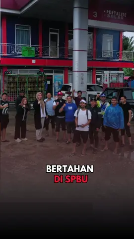 Hari kedua kami terpaksa menginap di SPBU panteu breuh kecamatan Baktia Aceh Utara, karena tidak memungkinkan untuk menerobos banjir setinggi 2,1 meter. Disini kami sangat kesusahan mendapatkan air bersih dan air minum. Hanya makan mie instan dan telur untuk mengisi tenaga, Kamis, 27/11/2025, Aceh Utara. #aceh #banjir #kakana #gubernuraceh #acehutara 