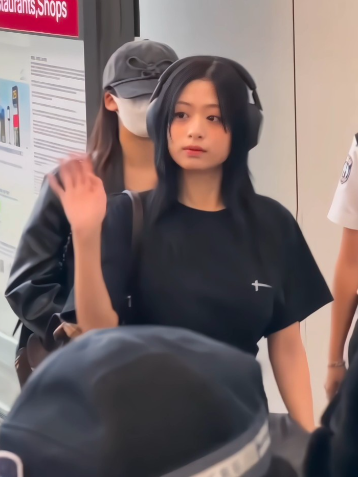 her eyes look so tired🥺 safe skies✈️ #ahyeon #아현 #babymonster #airport #fyp