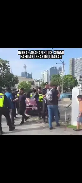 Selebriti yang juga aktivis, Rafidah Ibrahim  dan suami antara empat individu yang ditahan selepas melakukan kekacauan pada Majlis Pecah Tanah Kampung Sungai Baru, Kuala Lumpur hari ini. Ketua Polis Kuala Lumpur, Datuk Fadil Marsus berkata, pada jam 8.50 pagi bertindak atas maklumat berkaitan suatu perhimpunan yang diadakan bagi mencetuskan rusuhan dan pecah keamanan di majlis itu. #aktivis #kualasungaibaru #kualalumpur #tanah #polis 