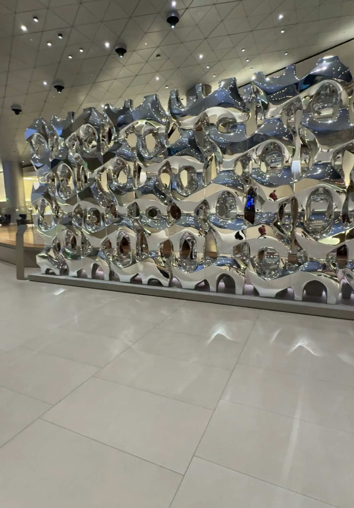 Business Lounge Qatar Doha airport  🇶🇦 What do you guys think? 🤔  Как вам бизнес лаундж в аэропарту Дохи в Катаре?  #cool #viral #best #fyp #business #lounge #qatar #doha #airport #fürdich #flughafen #смотри #втренде #аэропорт #катар #доха #бизнес 