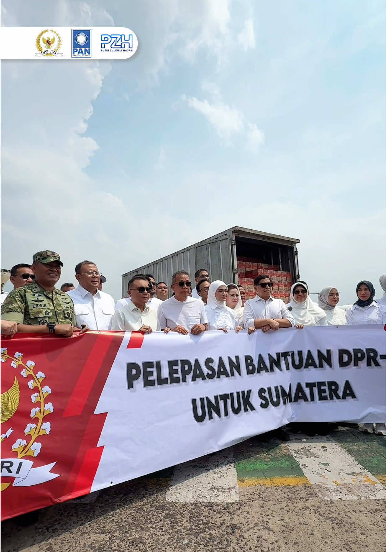 Hari ini kami mendampingi Pimpinan DPR-RI mengirim bantuan untuk Sumatera melalui cargo pesawat ✈️ Bantuan dikirim bertahap ke Tapteng, Padang, dan Aceh untuk warga terdampak bencana. Turut berduka dan semoga bantuan ini meringankan beban para korban 🤲💙 #dprri #banturakyat #sumatera #putrizulkiflihasan #bencanabanjir 
