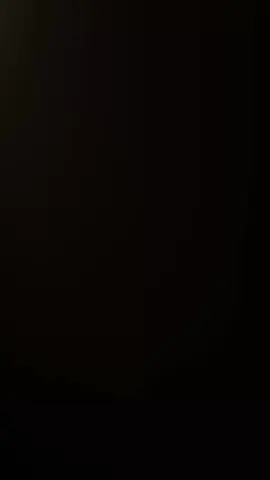 Jupiter sekarang menjadi pelindung bumi dari berbagai batu luar angkasa, tapi dulu pas kepunahan dinosaurus 66 juta tahun lalu penyebab asteroid pembunuh dinosaurus itu ke bumi karena ada gaya gravitasi dari Jupiter.  Sebenarnya asteroid itu, tujuannya bukan ke bumi, tapi mengorbit matahari ngikutin hukum gravitasi.  tapi karena Jupiter punya gravitasi super besar, jadi Jupiter memberi dorongan kecil berulang-ulang Ini yang disebut resonansi. Contoh: kalau asteroid mengorbit dengan ritme tertentu, dan ritmenya cocok dengan ritme Jupiter, hasilnya orbit itu jadi nggak stabil. Kayak lo lagi naik ayunan, terus ada orang yang dorong sedikit-sedikit tapi pas waktunya  lama-lama ayunannya makin besar. jadinya, Orbit asteroid jadi melintasi jalur Bumi. Tapi ini bukan Jupiter sengaja dan gak sayang hewan-hewan pas jaman dinosaurus, tapi karena gak sengaja aja itu. Jupiter cuman ngebantu supaya bumi bisa ngereset gak cuman zaman dinosaurus. #Astronomy #education #dinosaur #fyp 