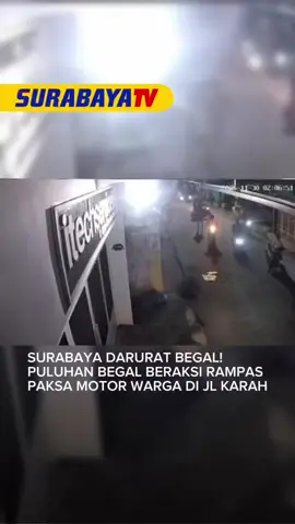 Puluhan begal beraksi rampas paksa motor warga di Jl Karah Jambangan Surabaya pada Minggu  (30/11/25) pukul 02:00 WIB.  Dari aksi tersebut, pelaku berhasil mengambil 1 buah motor beat street beserta dompet dan STNK. Korban yang adalah pria dipu*kul dengan benda tajam hingga luka di bagian pelipis. #viral #beritaviral #beritaterkini #surabayatv #fyp 