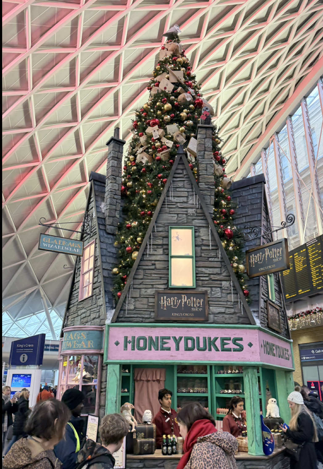 Go check out the Harry Potter tree at Kings X station!!! Each side is a little shop from Diagon Alley and you can get some of the cute food stuffs from the shop!!! Don’t forget to say hi to Dobby & Hedwig!!! Follow for more London Christmas Magic #london #christmas #harrypotter #kingscross #visitlondon 