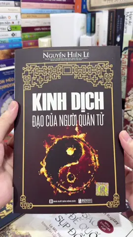 Kinh Dịch Đạo Của Người Quân Tử – Bản đồ minh triết giúp bạn đọc hiểu thời thế và chọn đúng hướng đi Vì sao có người bình thản bước qua giông bão, còn người khác lại lúng túng giữa đổi thay? Vì sao những bậc trí giả xưa chỉ nhìn một dịch chuyển nhỏ của đất trời cũng có thể đoán được xu hướng của thời cuộc? Tất cả bí mật đó đều nằm trong “Kinh Dịch” – bộ sách được xem là nền tảng trí tuệ cổ xưa của phương Đông, là “bản đồ vận mệnh” của con người và vũ trụ. Kinh Dịch đưa bạn đi vào cốt lõi của Đạo: hiểu sự dịch chuyển của hoàn cảnh, nhận ra thời điểm nên tiến hay nên dừng, biết dùng cái “thuận” để hóa giải cái “nghịch”. Không phải bói toán hay đoán vận mệnh, Kinh Dịch mở ra một nghệ thuật sống: quan sát tinh tế, hành động có chừng mực, giữ được sự sáng suốt trước mọi nghịch cảnh. Nếu bạn tìm kiếm một nền tảng triết lý để vận dụng vào quản trị, kinh doanh hay đơn giản muốn hiểu người, thấu mình, thì “Kinh Dịch Đạo Của Người Quân Tử” sẽ mở ra những quy luật vận hành phía sau mọi đổi thay, giúp bạn điều chỉnh hành động, chọn lựa chính xác — và sống đúng với thiên mệnh của mình.#kinhnghiemsong_book #sach #sachhay #booktook #kinhdichdaocuanguoiquantu 