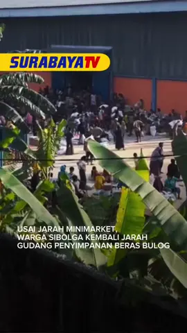 Terputusnya akses darat lima hari setelah banjir bandang di Sumatera Utara membuat ribuan warga Sibolga dan Tapanuli Tengah kehabisan makanan, memicu penjarahan terhadap gudang Bulog dan sejumlah minimarket di tengah minimnya bantuan yang tak kunjung tiba. Sebuah video yang viral sejak Sabtu (29/11/2025) memperlihatkan puluhan warga berdesakan memasuki gudang beras Bulog di Sibolga dan membawa pulang karung-karung beras. Peristiwa tersebut dibenarkan oleh Pimpinan Wilayah Bulog Sumatera Utara, Budi Cahyanto. Menurut Budi, stok beras dan Minyakita di gudang-gudang Bulog wilayah tersebut memang disiapkan untuk dibagikan kepada korban bencana. Namun, penyalurannya harus berdasarkan surat resmi dari bupati setempat. Hingga kini Bulog masih kesulitan menghitung kerugian karena jaringan internet dan telepon di lokasi bencana lumpuh total. Berdasarkan data sistem terakhir sebelum bencana, gudang Bulog di wilayah tersebut menyimpan 2.400 ton beras dan 43.000 liter Minyakita. #viral #beritaviral #beritaterkini #surabayatv #fyp 