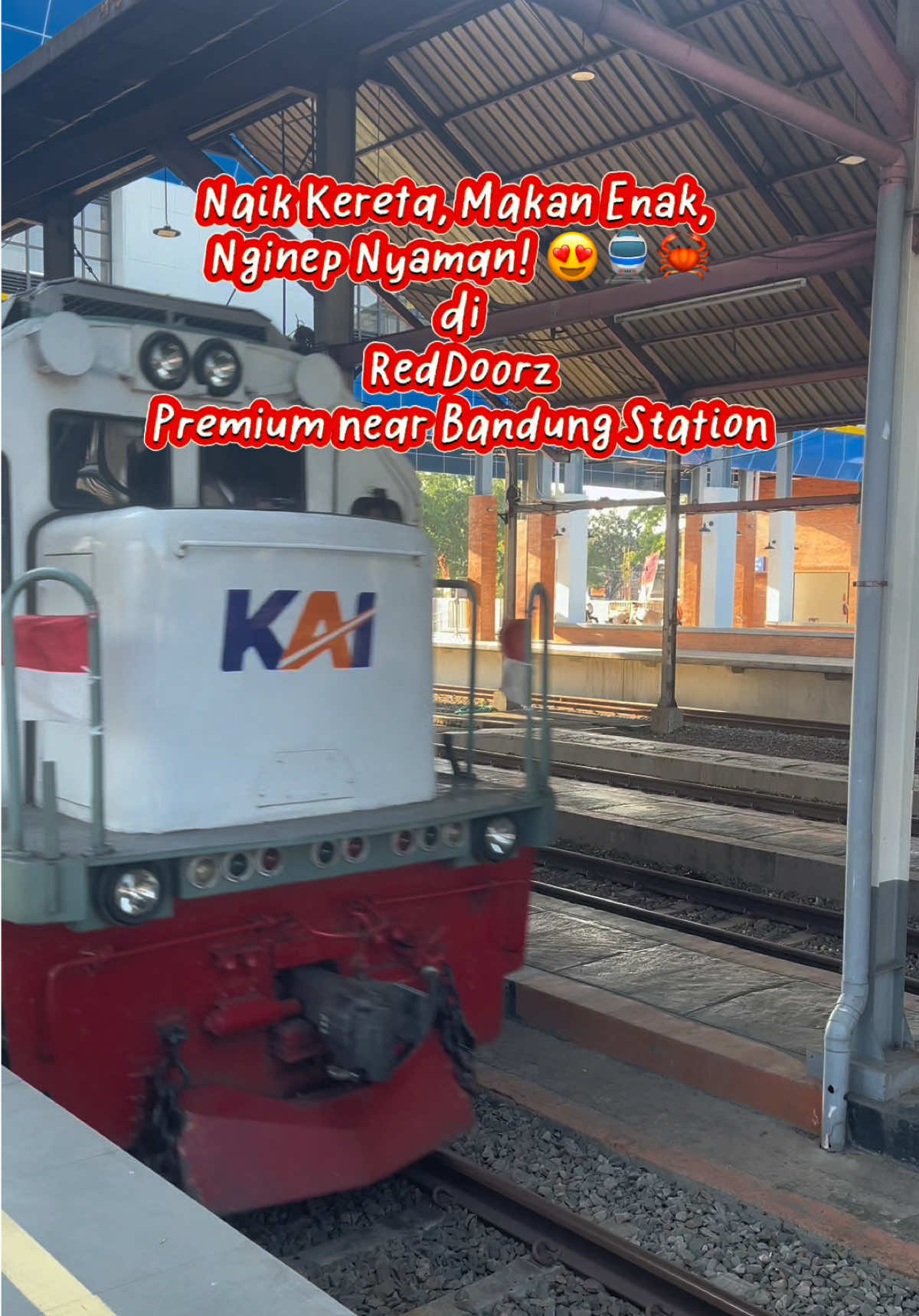 Yuk ikut aku jalan-jalan naik kereta Bandung–Cicalengka sambil nyobain seafood legendaris Teh Risa! 🦀🍤 Seafoodnya fresh, enak, porsinya pas, dan harganya affordable banget.  Biar pas balik ke Bandung bisa langsung istirahat nyaman, aku pilih nginep di RedDoorz Premium near Bandung Station. Lokasinya super strategis deket banget dari Stasiun Bandung. Kamarnya nyaman, bersih, ada TV, AC, amenities lengkap, dan kamar mandinya udah ada water heater. Plus ada kolam renangnya juga. Enak banget buat healing tipis-tipis. 💦✨ Harga mulai 200 ribuan aja! Menjelang akhir tahun kamar cepat habis, jadi mending booking dari sekarang lewat aplikasi RedDoorz dan pakai kode voucher YUKNGINEP biar makin hemat. Yuk buka semua pintu liburan bareng RedDoorz dan nikmatin staycation yang nyaman, strategis, dan ramah di kantong! ❤️✨ @RedDoorz Indonesia  #RedTravelers #RedDoorz #BukaSemuaPintu #RedDoorzPremiumnearBandungstation
