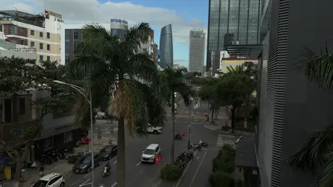 Làm gì có ai đang hạnh phúc mà lại muốn kết thúc, làm gì có ai muốn từ bỏ người mình thương bao giờ, chỉ là có nhiều cái cố rồi nhưng nó không thành, nhiều cái ấm ức, nhiều cái khó chịu, nên đành vậy thôi. Cuộc đời này không có ai thật lòng với bạn bằng chính nỗi đau của bạn. Nhiều khi, điều duy nhất bạn nhận được sau tất cả cố gắng là bài học. Không ai đứng sau bạn mãi đâu nên đừng quay đầu quá nhiều. Có những chuyên tàu rời ga đúng giờ, nhưng người cần đi lại đến trễ. Đôi khi bạn mất đi một người, nhưng thật ra là đánh mất đi chính mình khi ở bên họ. Có những nỗi buồn không thể chia sẻ vì người ta chỉ tò mò, chứ không thật lòng muốn nghe. Yêu bao nhiêu không quan trọng, quan trọng là họ chọn ở lại hay rời đi. Nêu thể giới này màu hồng, thì chúng ta đã không phải học cách im lặng trước khi biết cách nói ra. Thứ dễ thay đổi nhất không phải là thời tiết mà là lòng người. Càng thật lòng, càng dễ trở thành trò đùa trong lòng người khác. Chúng ta đều từng là những đứa trẻ mơ mộng, cho đến khi thực tế nhắc rằng mơ thôi, chưa đủ. Cuộc đời sẽ dạy bạn một điều đừng bao giờ tin rằng mình là ngoại lệ