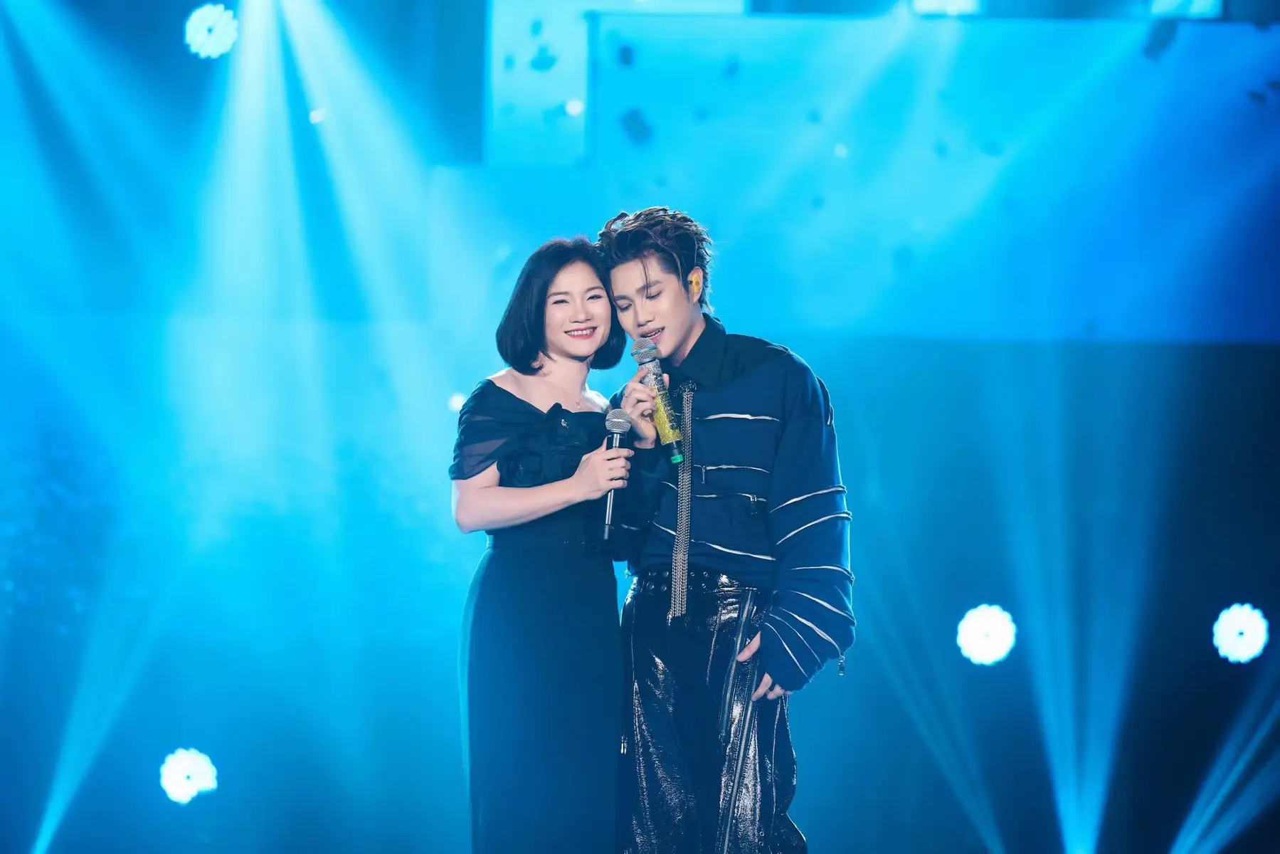 Em bé đã lớn hơn rất nhiều so với từ lần đầu nghe em hát ở RV3. Em bé này 29/11/2025 thật sự đã sống trong rất nhiều tình yêu thương. Nhưng vì em xứng đáng có được nó. Có gia đình, có anh em luôn bảo vệ yêu thương, có ngoại lệ luôn là điểm tựa cho em. Có Cừu Có Cánh đồng hành cùng em. CAPTAIN BOY ơi phải thành công hơn nhá❤️💛#CAPTAINBOY #MATCHAMMAT #MINICONCERT #xh @CAPTAIN BOY  @JSOL 