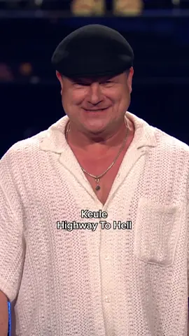 Keule aus Team Rea bringt mit seiner krassen Rock-Performance von AC/DCs 