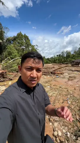 Dolok Nauli menjadi salah satu wilayah dengan dampak terparah akibat bencana longsor dan banjir di Tapanuli Utara. Warga Dusun Lobu Pining 1 saat ini harus mengungsi karena sebagian besar permukiman mereka tertimbun material longsor. Jurnalis: Iqbal Himawan  #tapanuliutara #prayforsumatera #bencanasumatera 