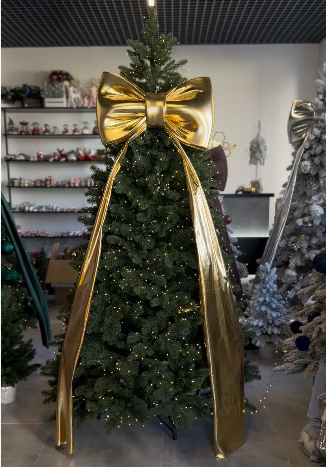 Як вам такий формат декору ялинки❓❓❓❓ Стильна ялинка, великий бант і акцентна гірлянда мішура — мінімум елементів, максимум ефекту✨✨✨✨ Обирайте свій стиль і створюйте святкову магію вдома 🎄💫 Все можна придбати у нас🤩🫶🏻⤵️ 🔥Ялинка лита Фінська 2.2 м  🔥Бант 60*35 см  🔥Мішура чи Хвойна Лапа 50 м  #ялинка#декор#декордома#елка#литаялинка