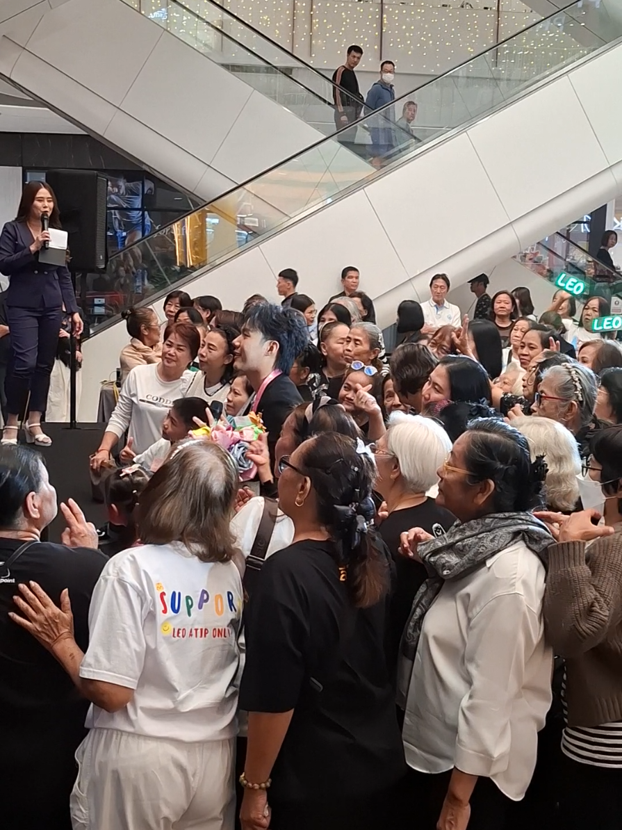 #ลีโออธิป #ลีโอไมค์หมดหนี้  #น้องลีโอ #ลีโอ #เสือน้อย🐯  น้องลีโอ อธิปเซลฟี่แบบห้างแตก⁉️ ในงาน Heavy x Devy Big Step@เซ็นทรัลศาลายา จ.นครปฐม - 30.11.2568