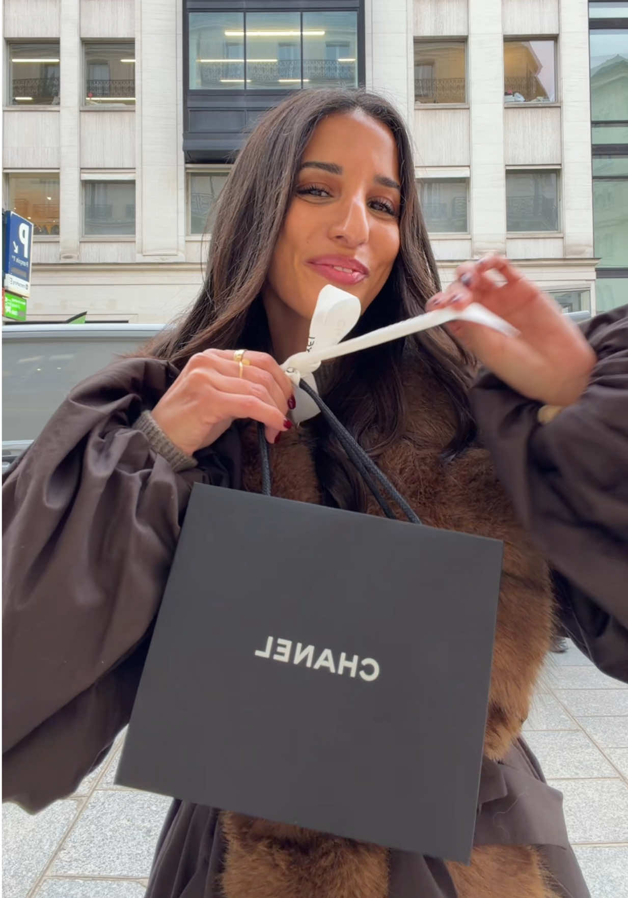 Absente toi plus souvent merci 😌 (Finalement pas sûr de mon choix pour la couleur du coup on est partis l’échanger pour un autre après 😬) _____ #chanel #wallet #unboxingvideo #unboxing #fashiontok 