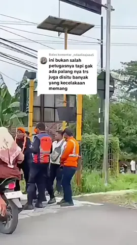 Membalas @_ndaaliaajaaa5 Pasca kecelakaan maut yang menewaskan satu keluarga di perlintasan tanpa palang pintu Dusun Selokambang, Desa Gununggangsir, Kecamatan Beji, kini akses di lokasi tersebut resmi ditutup untuk kendaraan roda empat. Penutupan dilakukan oleh petugas KAI bersama warga dan sejumlah pihak terkait pada Minggu siang (30/11/2025). Langkah cepat ini diambil sebagai tindak lanjut peningkatan keselamatan di perlintasan yang selama ini dikenal rawan dan kerap dilalui pengendara tanpa berhenti. 🎥 Dofir - WartaBromo #wartabromohariini #lakakeretaapi #lakabeji 