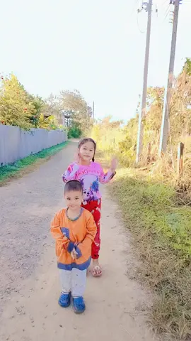 ส่งความสดใสจ้า#เด็กน่ารัก #เต้น #กระแสมาแรง #เทรนด์วันนี้ #แม่พี่เกรซน้องกูล 