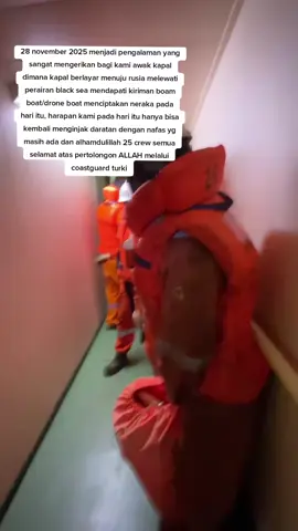 Serangan Drone Boat di Laut Hitam, 25 Awak Kapal Selamat Black Sea, 28 November 2025 — Perjalanan sebuah kapal dagang menuju Rusia berubah menjadi mimpi buruk ketika kapal tersebut menerima serangan drone boat/boam boat di perairan Laut Hitam. Serangan itu menciptakan situasi seperti neraka bagi seluruh awak kapal. Menurut keterangan kru, ledakan dan hantaman dari drone boat membuat kapal berada dalam kondisi kritis. Dalam kepanikan dan ancaman maut, satu-satunya harapan para awak hanya untuk bisa kembali menginjak daratan dengan selamat. Beruntung, 25 awak kapal berhasil selamat, setelah mendapat pertolongan cepat dari Coast Guard Turki yang segera merespons kondisi darurat tersebut. Para kru menyebut keselamatan mereka sebagai pertolongan dari Allah di tengah situasi yang sangat mengerikan. #BlackSeaAttack #DroneBoat #SeranganLautHitam #KapalDiserang #MaritimeIncident