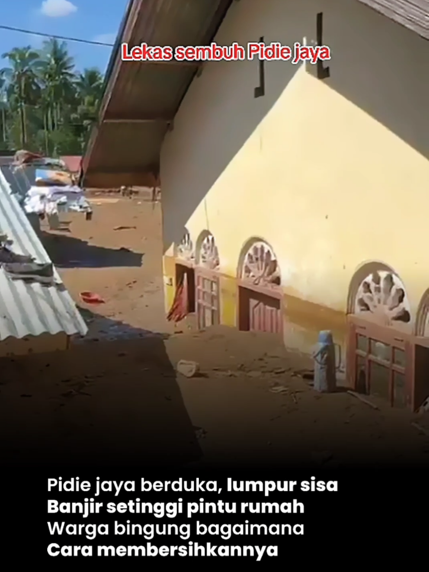 Pidie jaya berduka, lumpur sisa Banjir setinggi pintu rumah Warga bingung bagaimana Cara membersihkannya Pidie Jaya, Aceh – Pasca-surutnya banjir yang melanda wilayah Pidie Jaya, warga dihadapkan pada pekerjaan berat membersihkan sisa bencana. Lumpur tebal sisa banjir menggenangi rumah-rumah penduduk dengan ketinggian yang ekstrem, bahkan mencapai setinggi pintu rumah. Kondisi ini menimbulkan kebingungan dan keputusasaan di kalangan masyarakat. Banyak warga merasa kewalahan karena lumpur yang sangat padat dan volumenya yang besar memerlukan alat berat dan tenaga ekstra untuk diangkat, sementara sumber daya dan bantuan yang tersedia masih terbatas. Dengan rumah yang tertutup lumpur dan akses yang sulit, proses pemulihan diprediksi akan berjalan lambat tanpa adanya bantuan signifikan berupa alat-alat berat dan tim pembersih terkoordinasi dari pihak terkait. #pidiejaya #bencana #banjir #lumpur #aceh 
