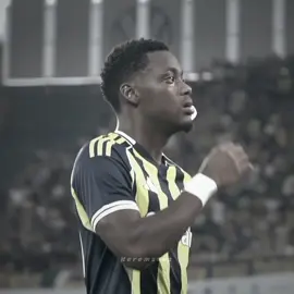 Bir şarkı istiyorum kardeş senden son bir şarkı                           #fenerbahçe #galatasaray #jhonduran 