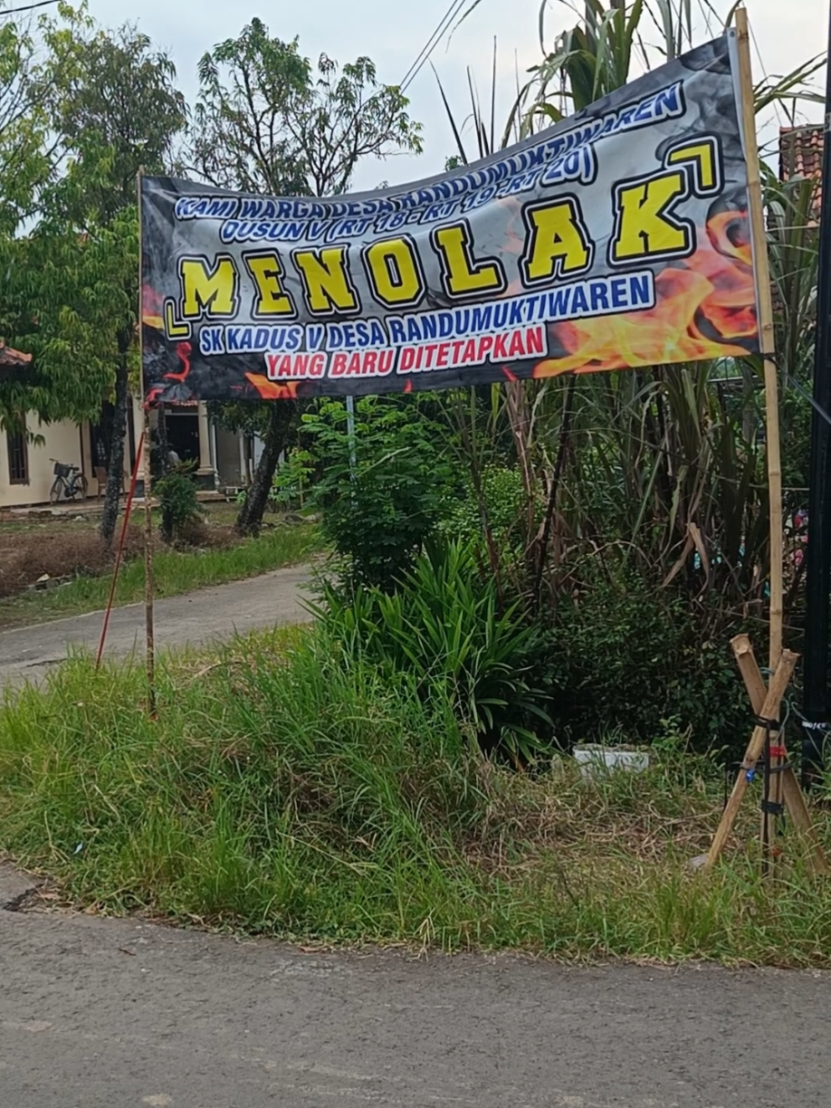 Geger! Warga Desa Randumuktiwaren Kecamatan Bojong Kabupaten Pekalongan Akan Menggelar Aksi di Balaidesa setempat. Pantaun di lokasi Desa tersebut, pada Minggu (30/11/2025), sedikitnya ada 3 spanduk yang terpampang adanya penolakan SK perangkat desa dengan jabatan sebagai Kadus V.  #viral #demo #aksi #randumuktiwaren #lambeumpres 